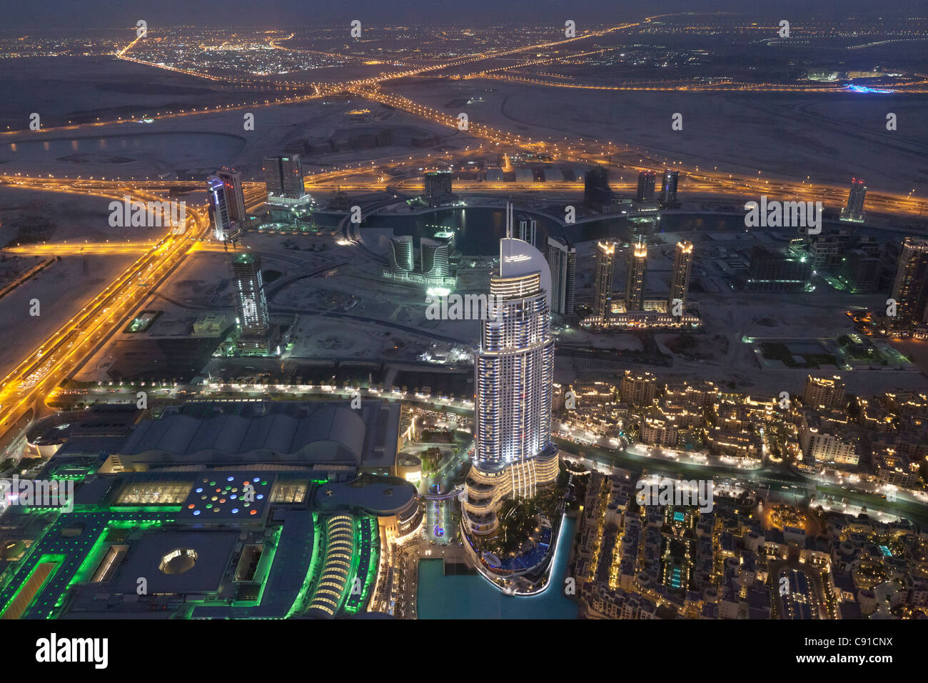 Vista aérea de la dirección del centro de Dubai en Dubái por la noche Foto de stock