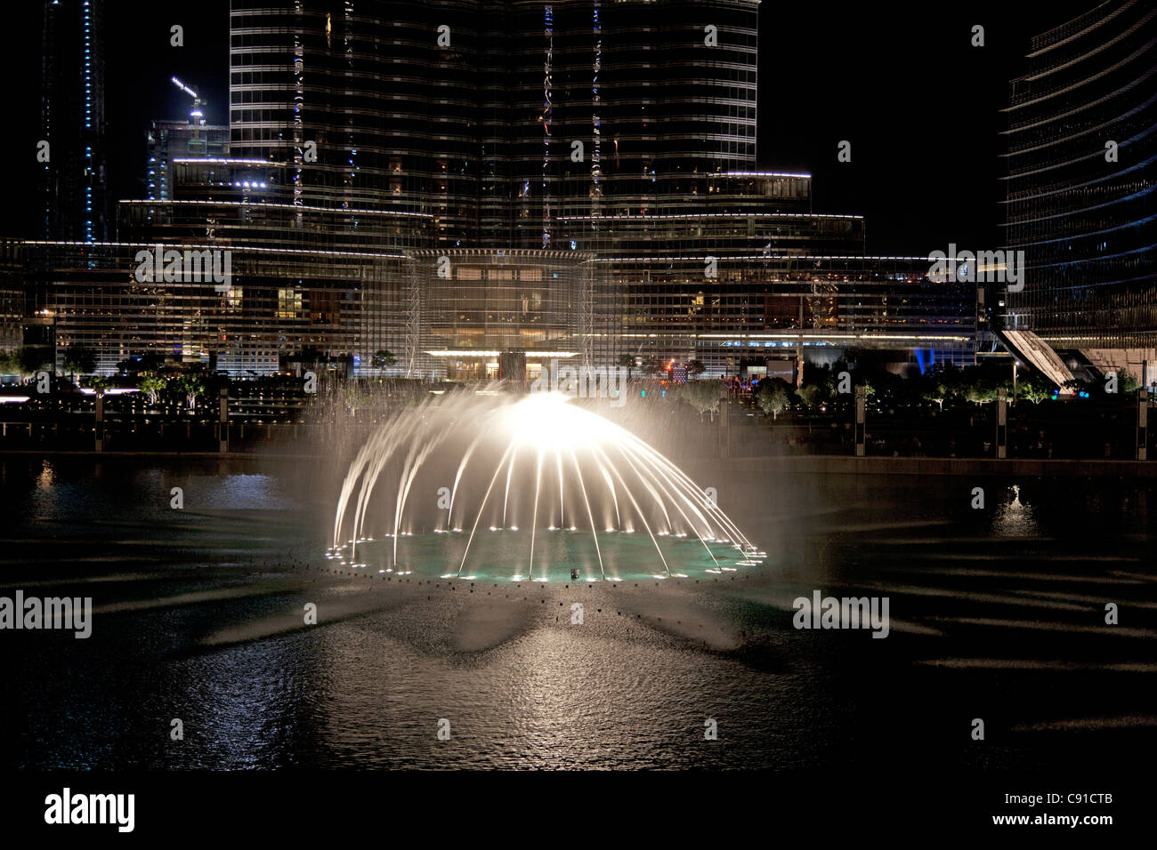 Fuentes de Dubai por la noche. Foto de stock
