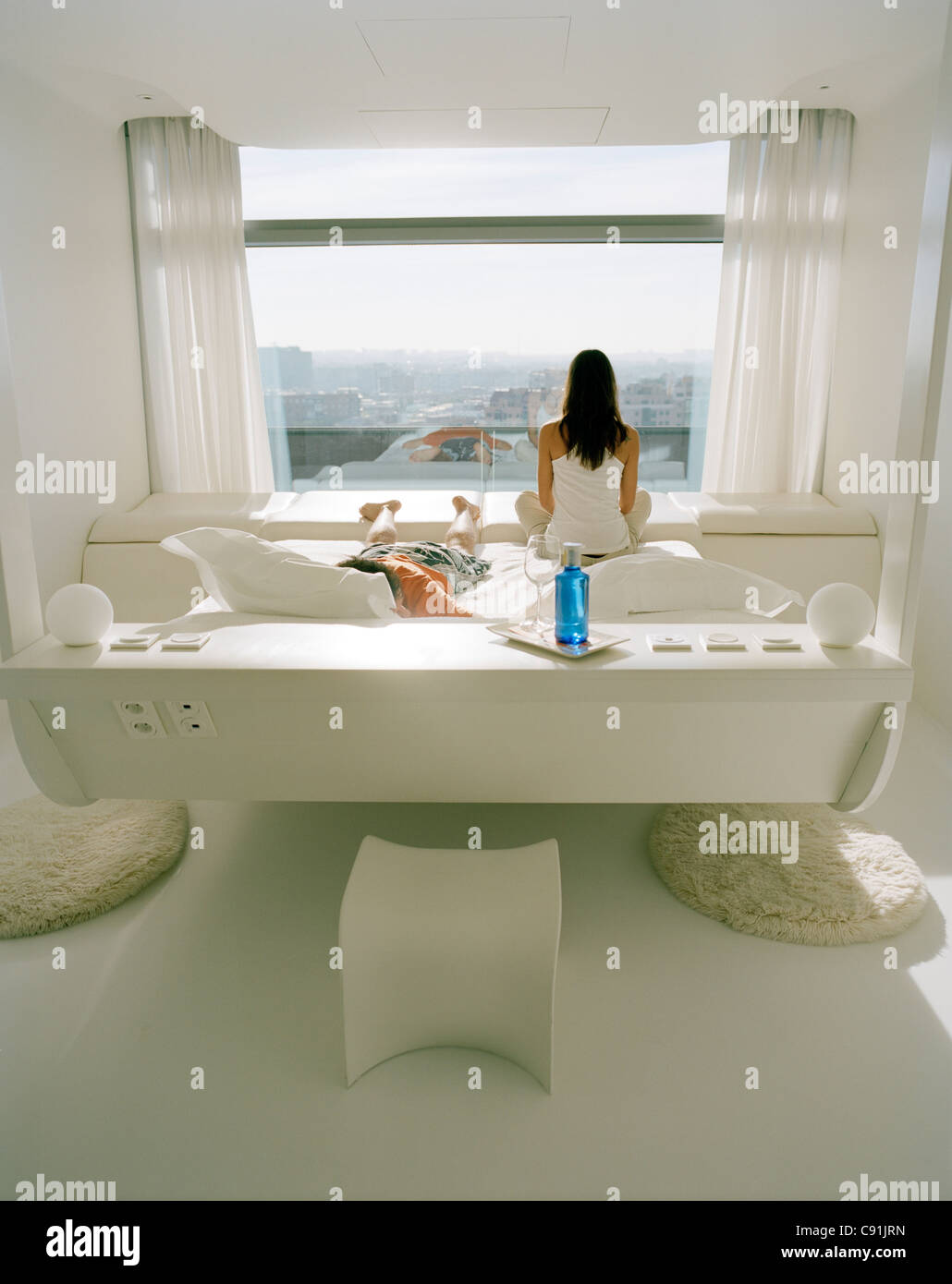 Par relajarse en la habitación en la 8ª planta, diseñada por Kathryn  Findlay, el Hotel Silken Puerta América, Madrid, España Fotografía de stock  - Alamy