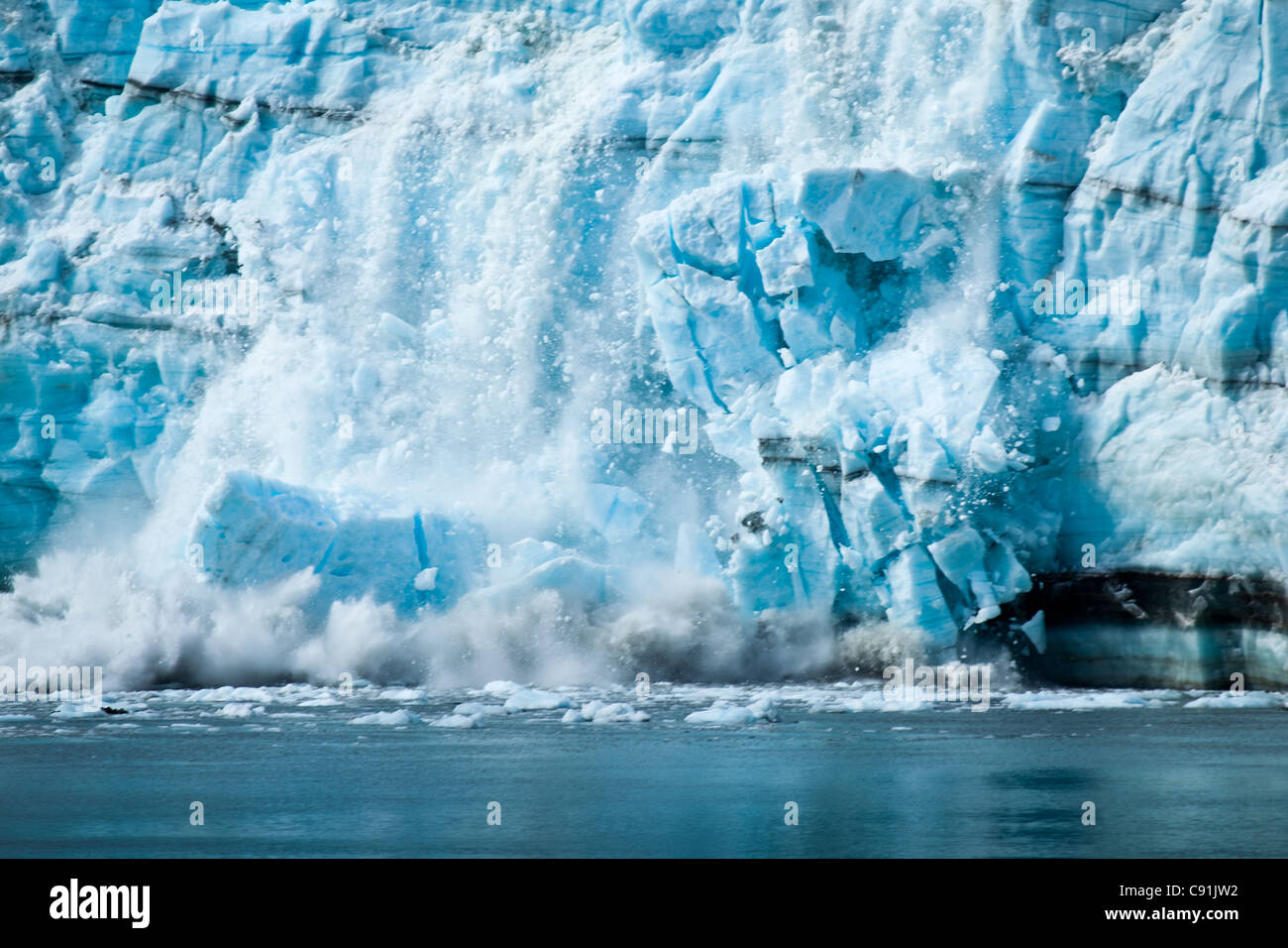 Cerca del glaciar de Margerie parto con un enorme pedazo de hielo cayendo, el parque nacional de Glacier Bay & preservar, sureste de Alaska Foto de stock