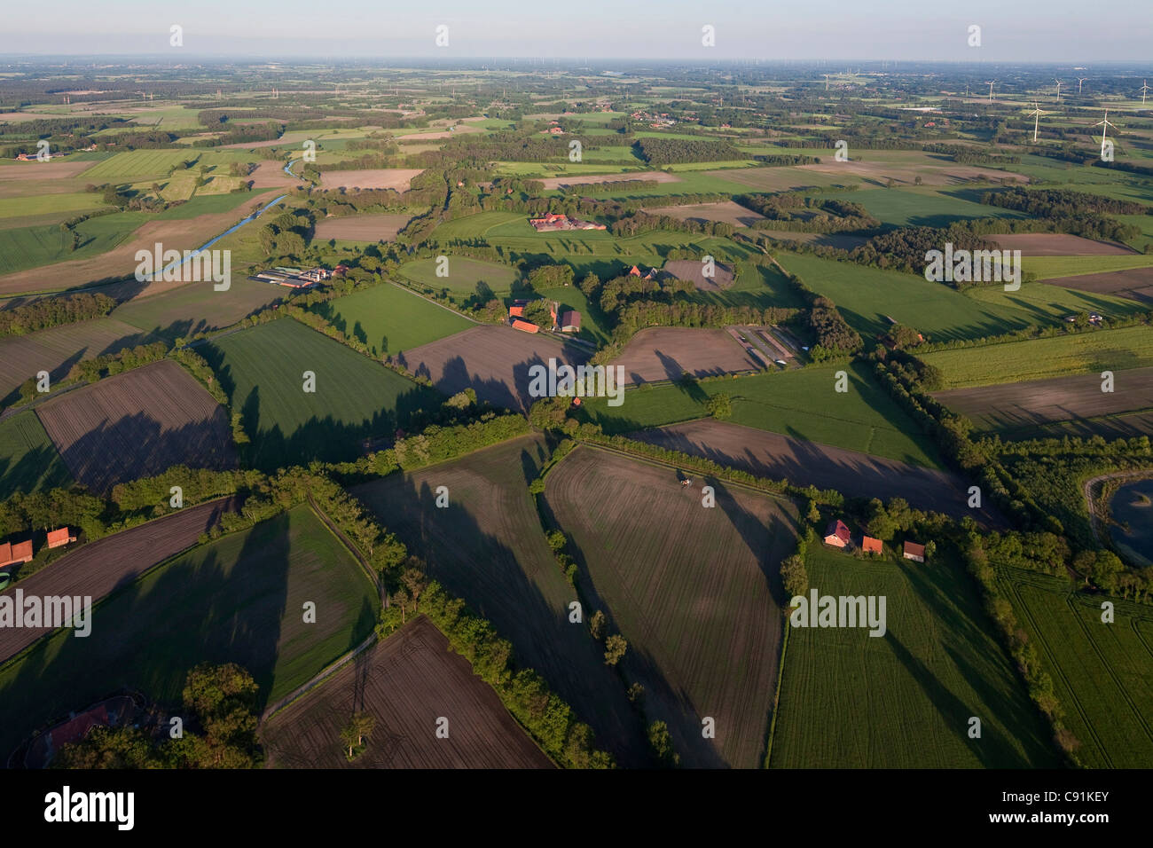 Vista aérea del típico paisaje del norte de Alemania con cubiertas de campos y cultivos agrícolas, Baja Sajonia, Alemania Foto de stock