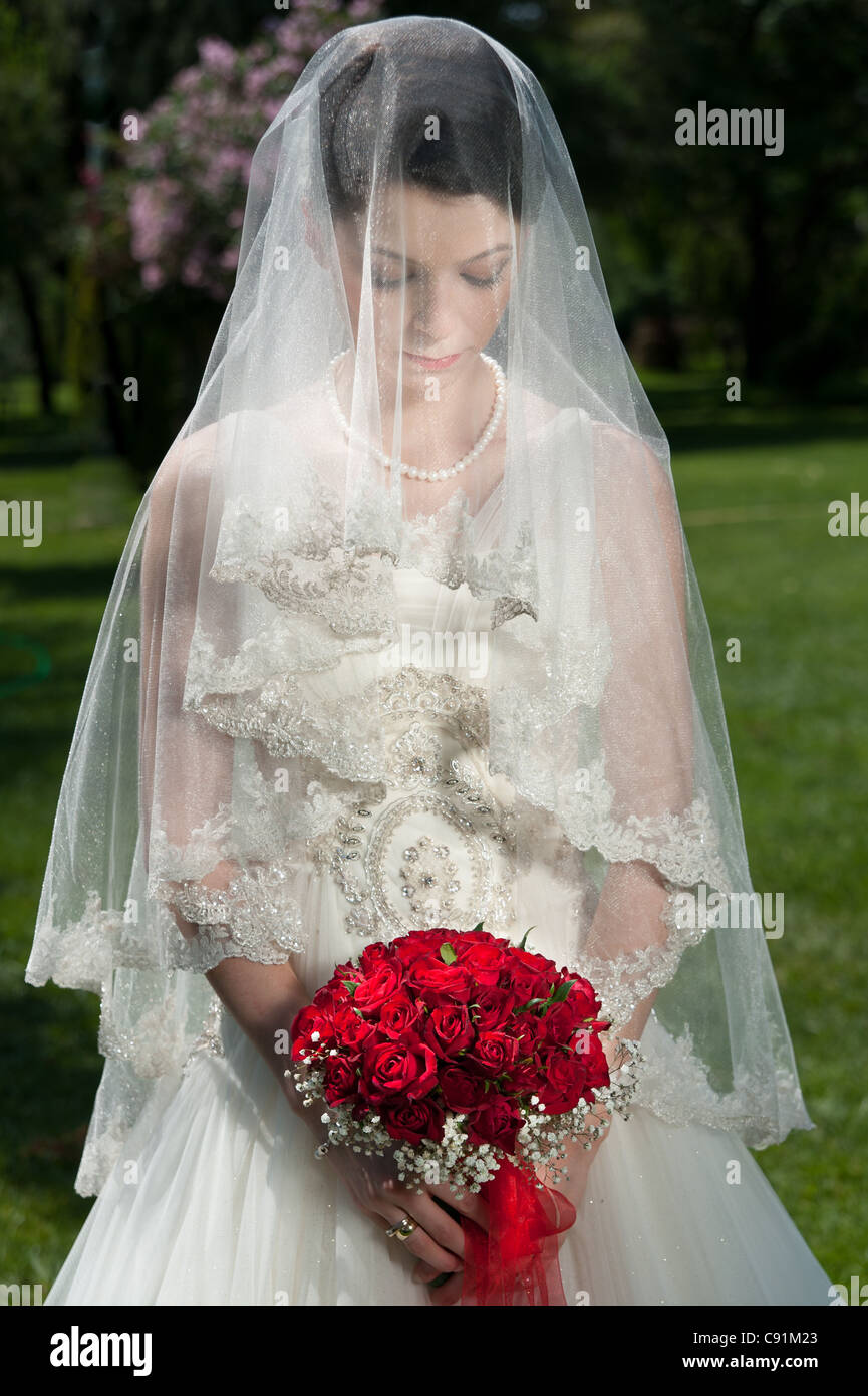 Señora con rosas rojas de sangre Fotografía de stock - Alamy