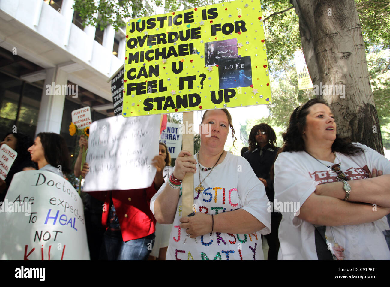 Los fans de Michael Jackson fuera el juicio del Dr. Conrad Murray, quien fue declarado culpable de homicidio involuntario. Foto de stock