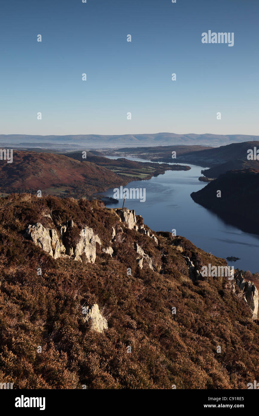 La vista sobre el lago Ullswater Los Peninos distante de la Sheffield Pike en otoño de Lake District Cumbria Reino Unido Foto de stock