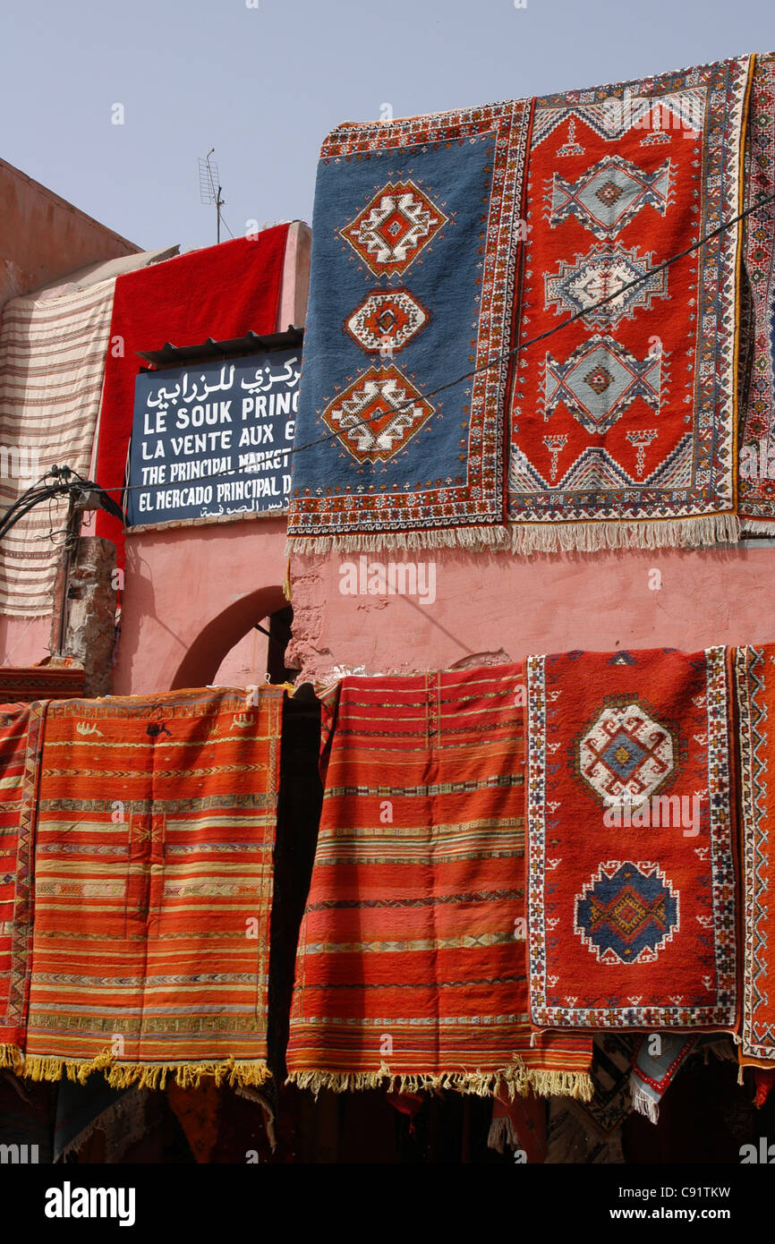 Tienda de alfombras marroquíes en el zoco tradicional marroquí (calle  mercado) en Marrakech, Marruecos Fotografía de stock - Alamy