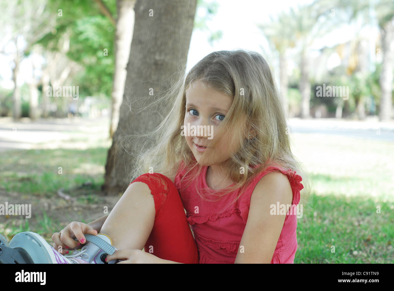 Los niños vestido de niña rubia películas en el parque Foto de stock