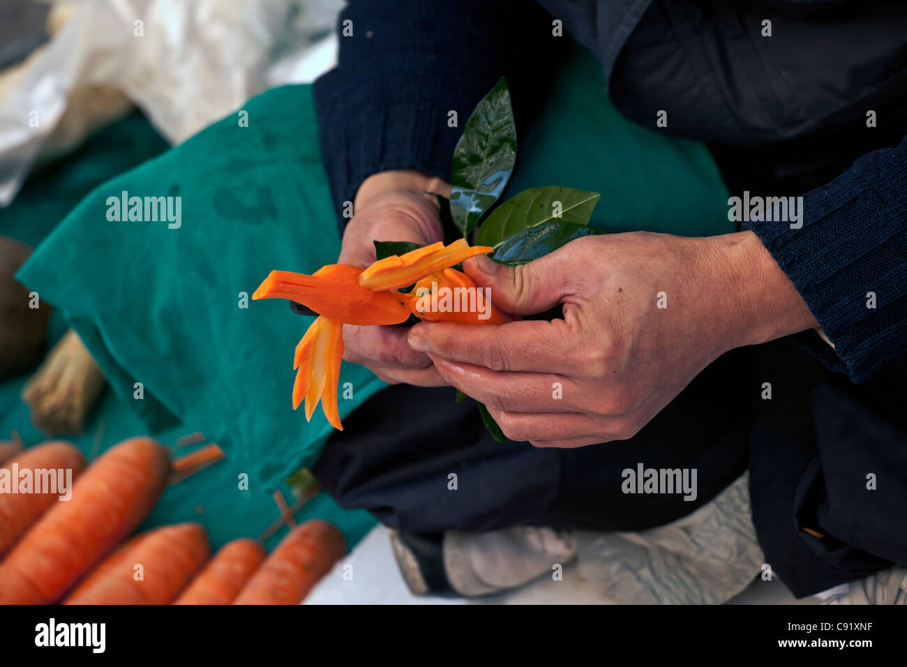 Escultor de alimentos en la peatonal milanés, Lombardia, Italia Foto de stock