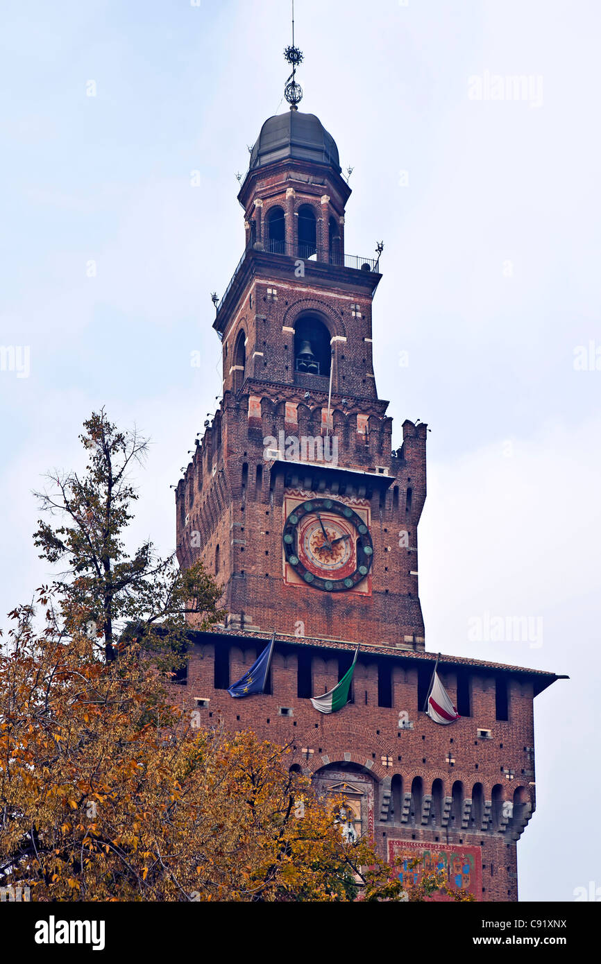 Campanario del Castello Sforzesco en Milán, Lombardía, Italia Foto de stock