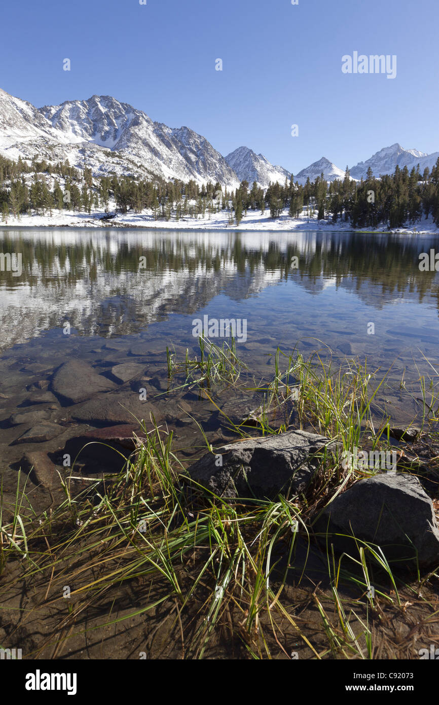 Reflexiones en el corazón del lago alpino en la zona oriental de Sierra Nevada, California Foto de stock