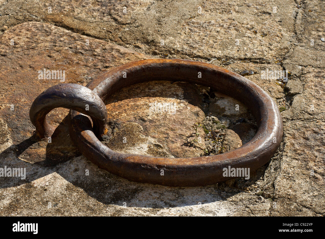 Juego de anillo de amarre de hierro en un pavimento en la ribera del río  Duero, que se utiliza para el amarre de embarcaciones Fotografía de stock -  Alamy
