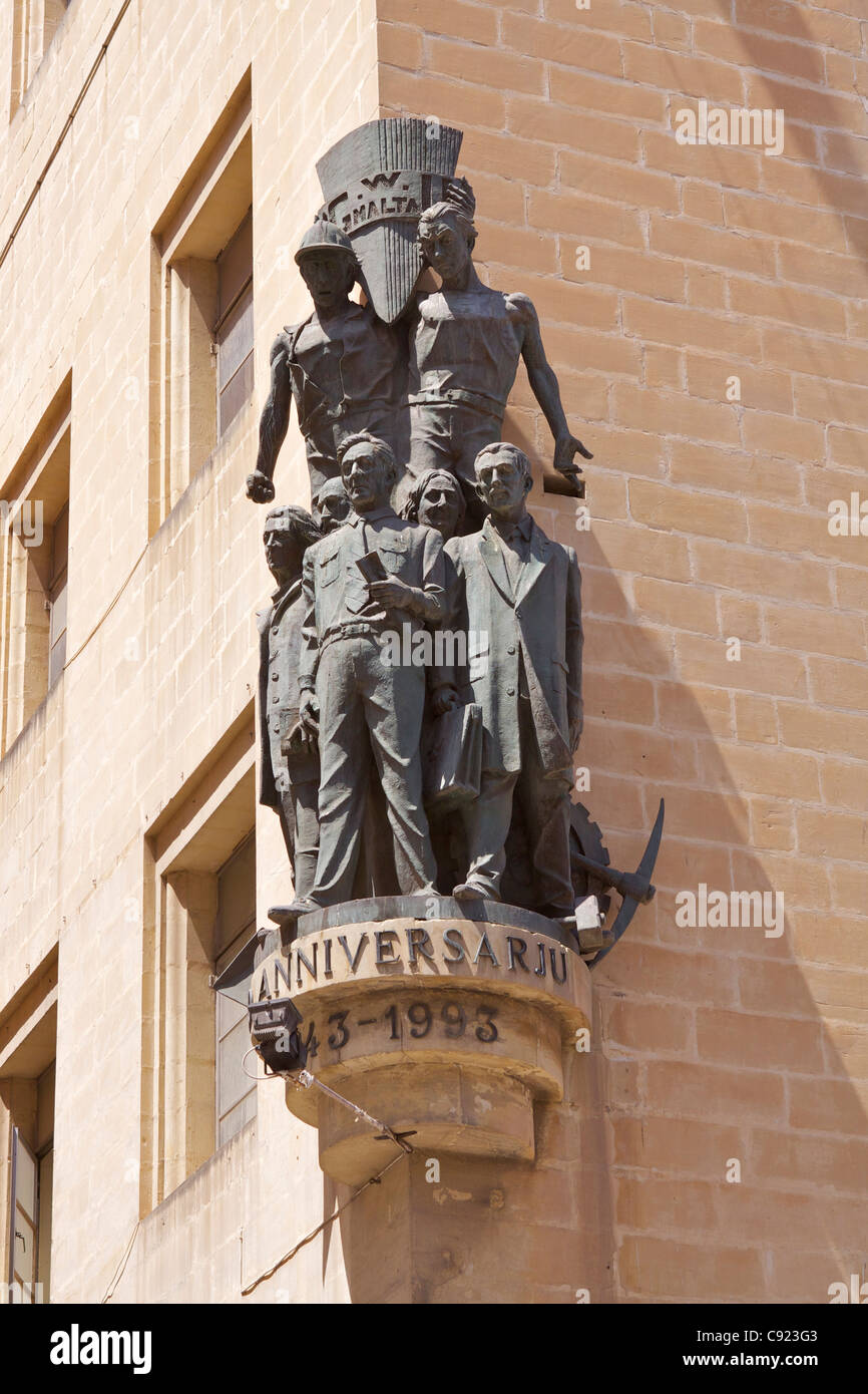 Monumento de bronce por Anton Agius (1933-2008) para conmemorar la Unión General de Trabajadores en la esquina de los trabajadores Memorial Foto de stock