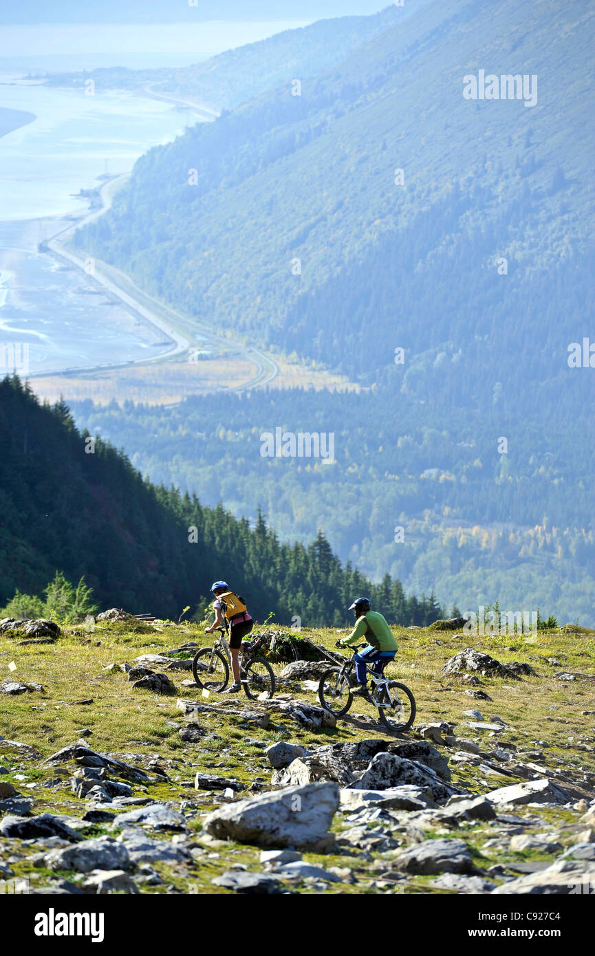 Dos ciclistas de montaña disfrute de un día de servicio de tranvía mountain bike en Alyeska Resort en vistas del brazo Turnagain Girdwood, Alaska Foto de stock