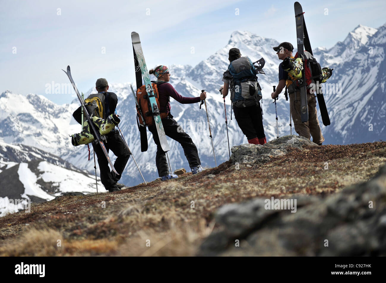 Grupo de esquiadores de travesía de pie en una cresta de Raina Pico con vistas a las montañas Chugach, Alaska Foto de stock