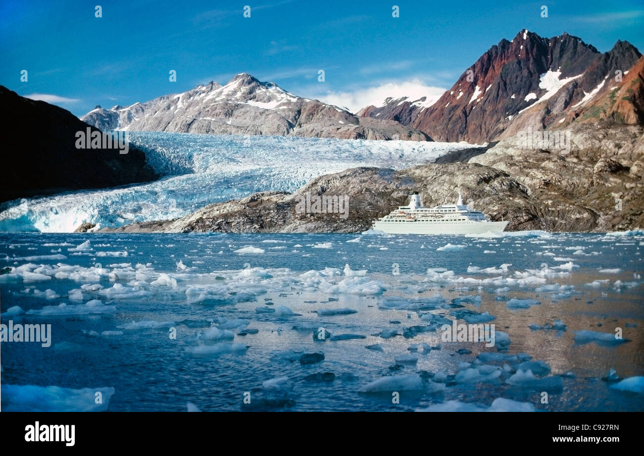 Vista panorámica de un crucero en la Bahía del Glaciar, sureste de Alaska, Verano Foto de stock