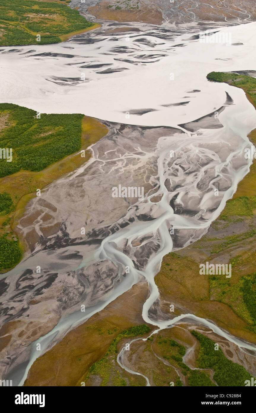 Vista aérea del río, cerca de la colonia trenzado glaciar en el Lago George State Recreation Area, Southcentral Alaska, Verano Foto de stock