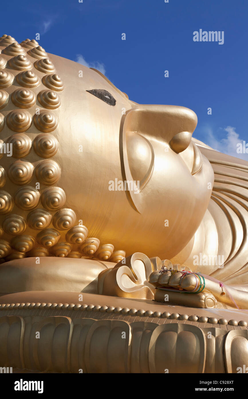 Buda gigante reclinado, Wat Laem Phranom Phor, Ko Yo, Tailandia Foto de stock