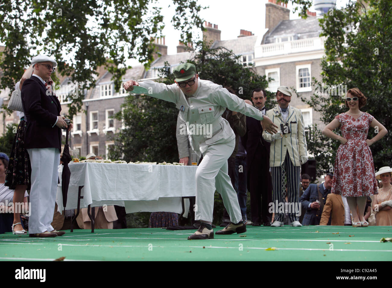 "Sándwich de pepino Discus' en estrafalario Chap anual Olimpíada, que se celebra en verano, Bedford Square Gardens en Bloomsbury, Londres, Inglaterra Foto de stock