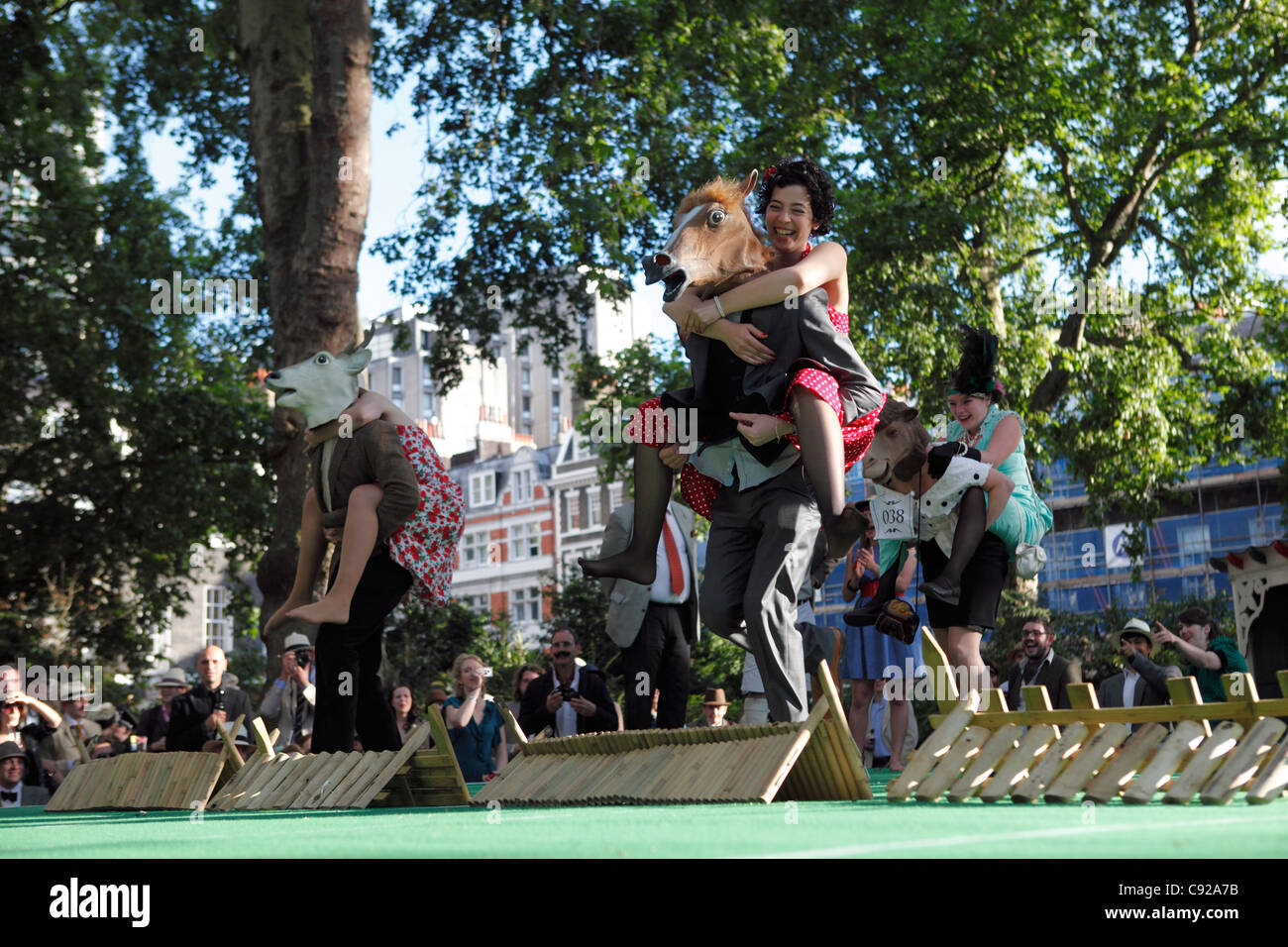 El estrafalario Olimpiada Chap anual, celebrada en un fin de semana estival en Bedford Square Gardens en Bloomsbury, Londres, Inglaterra Foto de stock