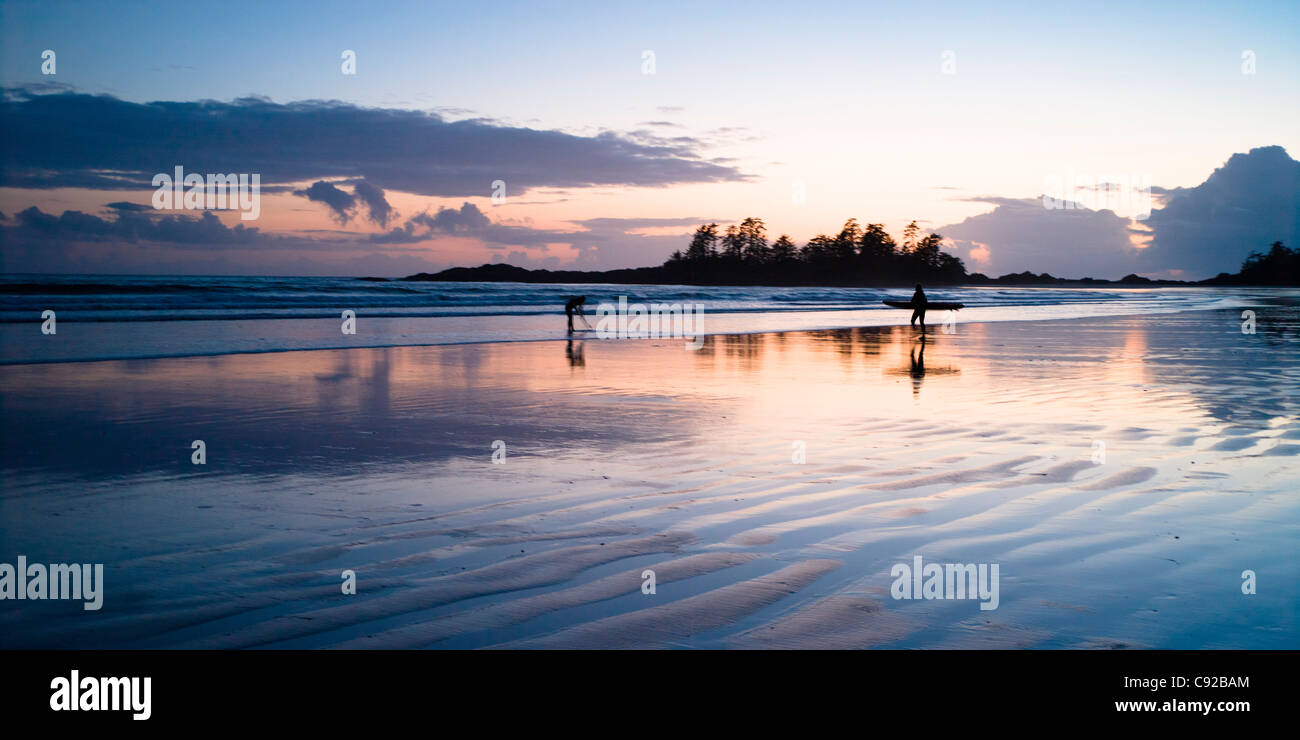 Atardecer en la playa chesterman cerca de Tofino, Vancouver Island, British Columbia en Canadá Foto de stock