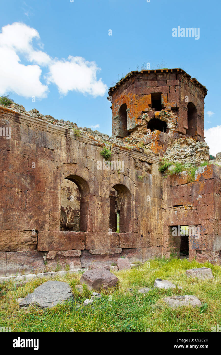 Kizil Kilsie espectaculares colores de rojo ruinoso ruinas de la Iglesia de culto abandonados Capadocia Turquía datan al siglo VI Foto de stock