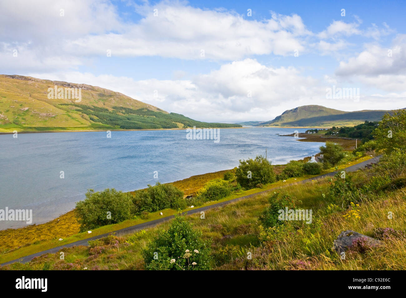 Mirando a través de Loch na Cairidh Dunan cercano a la Isla de Skye desde Scalpay Hébridas en el interior de la costa oeste de Escocia. Foto de stock