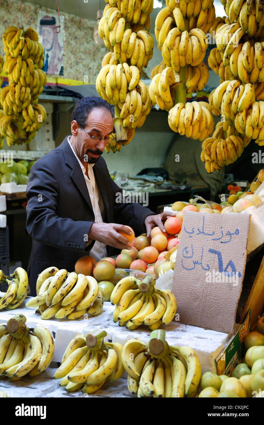 Mercado de frutas y verduras en el centro de Ammán, Jordania. Foto de stock