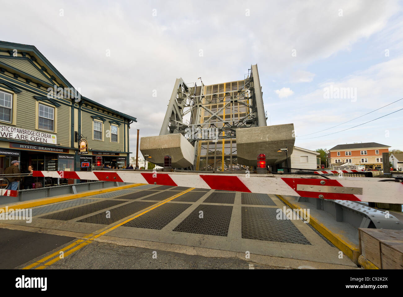 Mystic River Bascule Bridge construido en 1922 sobre el río místico en Old Mystic Connecticut Foto de stock