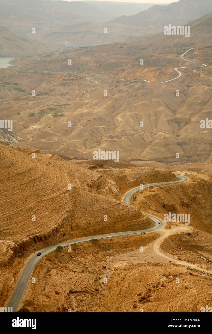 Parte de los reyes a la autopista que corre a través de Wadi Mujib escarpment, Jordania. Foto de stock