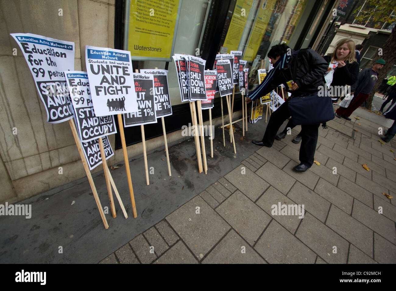 Los manifestantes tener carteles, durante la protesta de los estudiantes en el centro de Londres, Reino Unido, acerca de los recortes en el gasto público y aumentar las matrículas Foto de stock