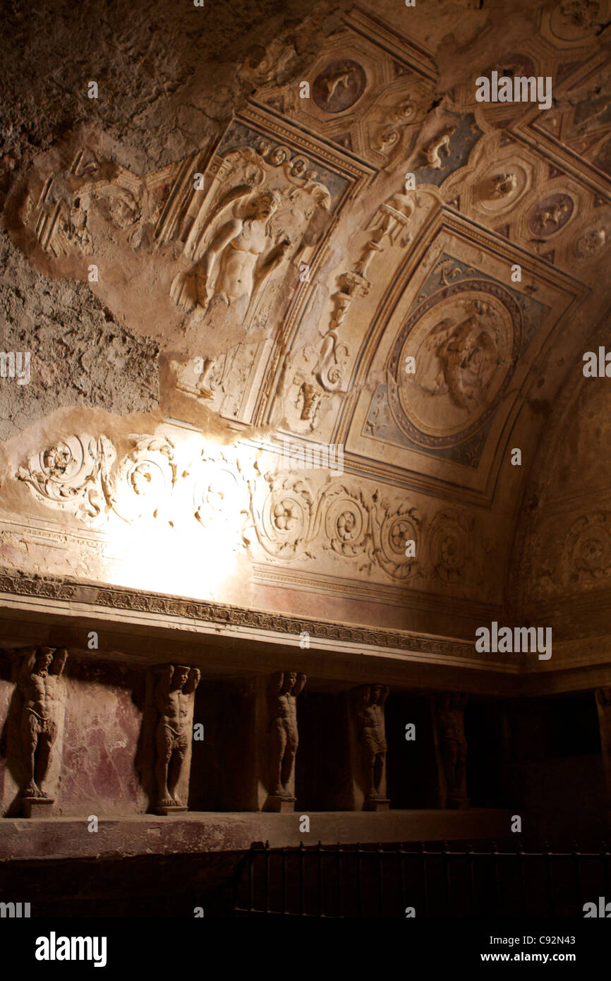 Estucadas detallada y techo Friso ornamental en el Foro Baños el calidarium Apsidal baños calientes. Fue enterrado en Pompeya. Foto de stock