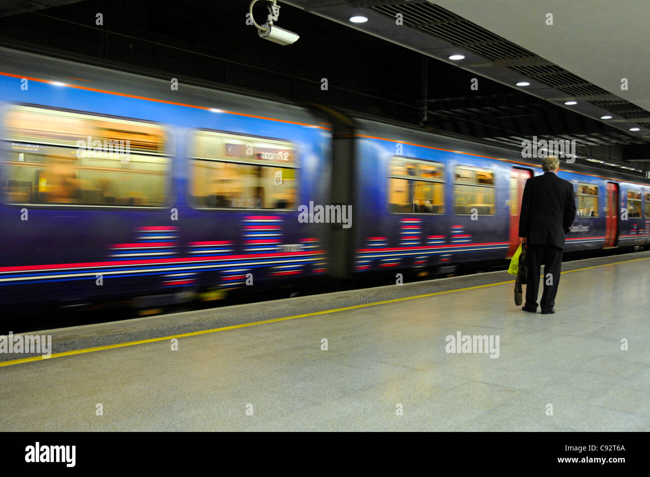 Movimiento borroso del primer tren y plataforma de Capital Connect en la estación de bajo nivel de St Pancras International que sirve a Thameslink en Londres, Inglaterra, Reino Unido Foto de stock