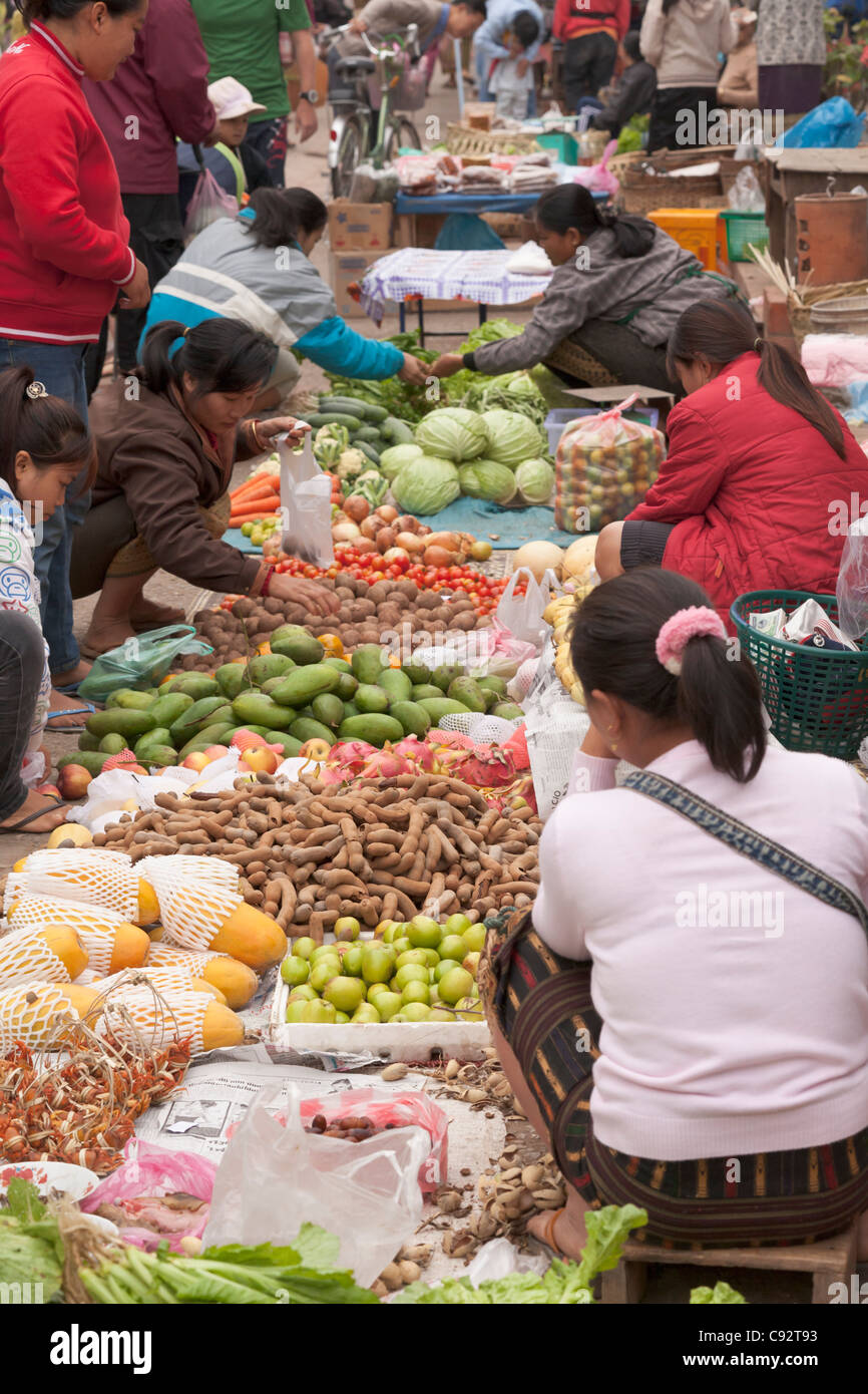 Para la venta de verduras y frutas en el mercado matinal en Luang Prabang, Laos Foto de stock