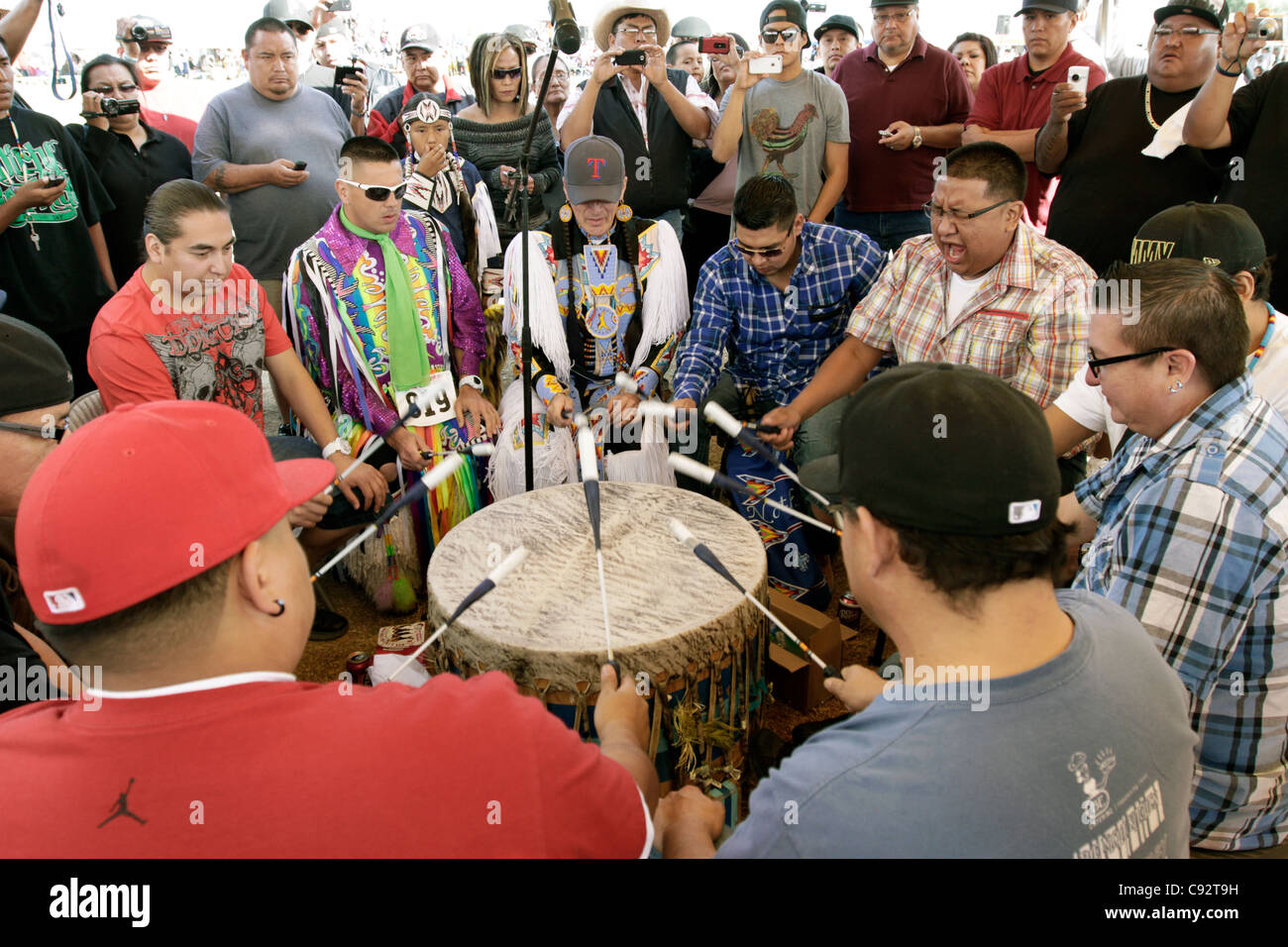 Scottsdale, Arizona - Northern Cree el grupo de tambor en la Montaña Roja Eagle Powwow celebrada en la Comunidad Indígena Pima-Maricopa. Foto de stock
