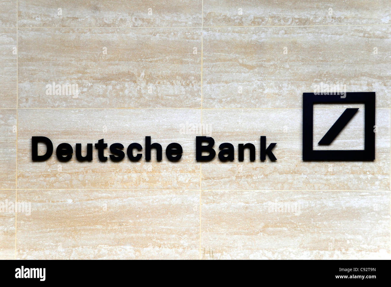 Signo de Deutsche Bank en locales situados en la ciudad de Londres. Foto de stock