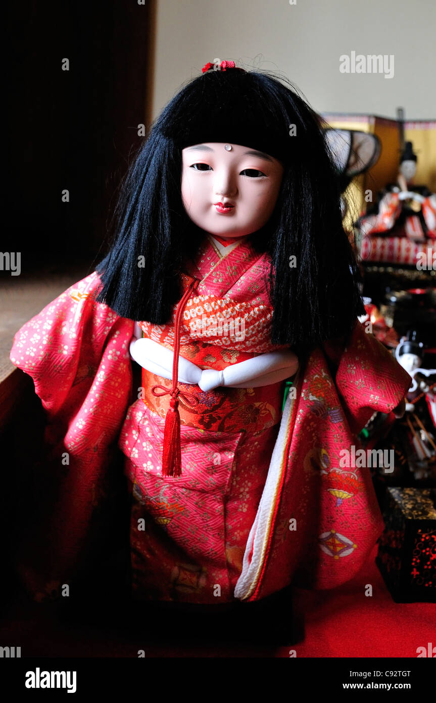 Una niña muñeca tradicional japonesa con pelo negro y vestido con kimono  Fotografía de stock - Alamy