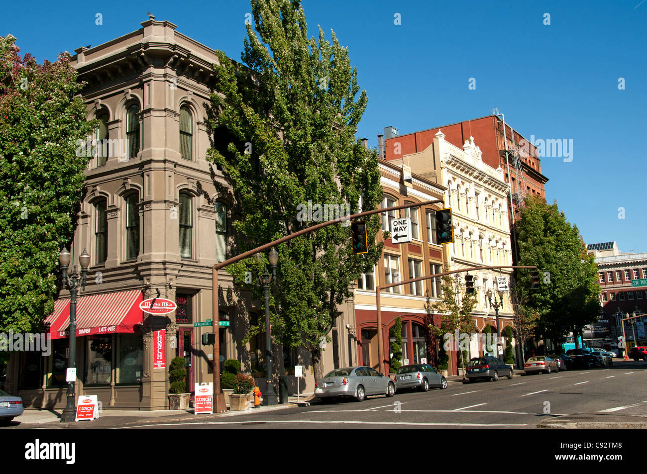 Sw Washington Street 2E Avenue en el centro de la ciudad de Portland Oregon Estados Unidos de América EE.UU. Foto de stock