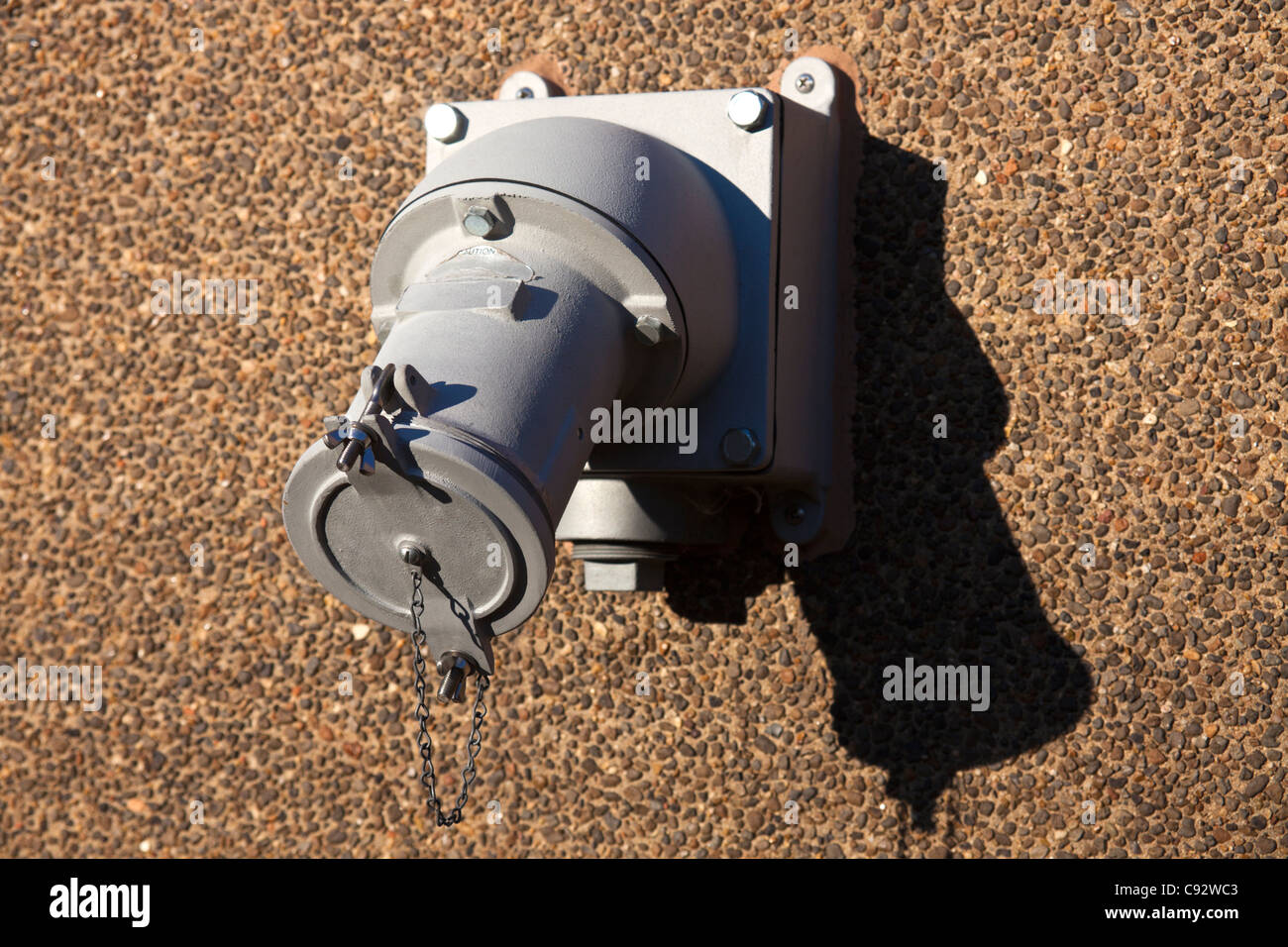 Enchufe generador instalado en la pared del refugio en el sitio móvil  Fotografía de stock - Alamy