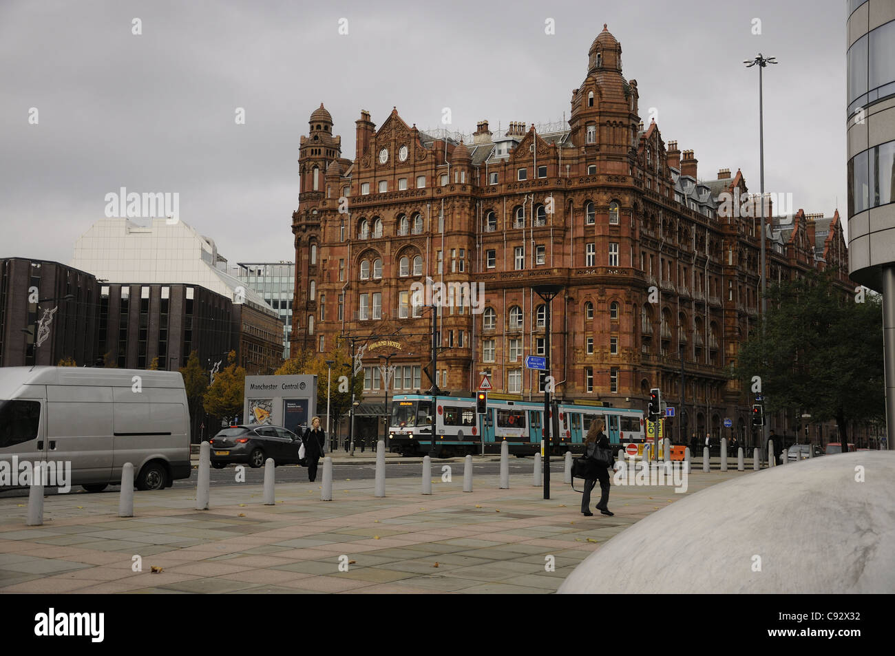 Decorado de amapola tranvía Metrolink delante del Midland Hotel Manchester Foto de stock