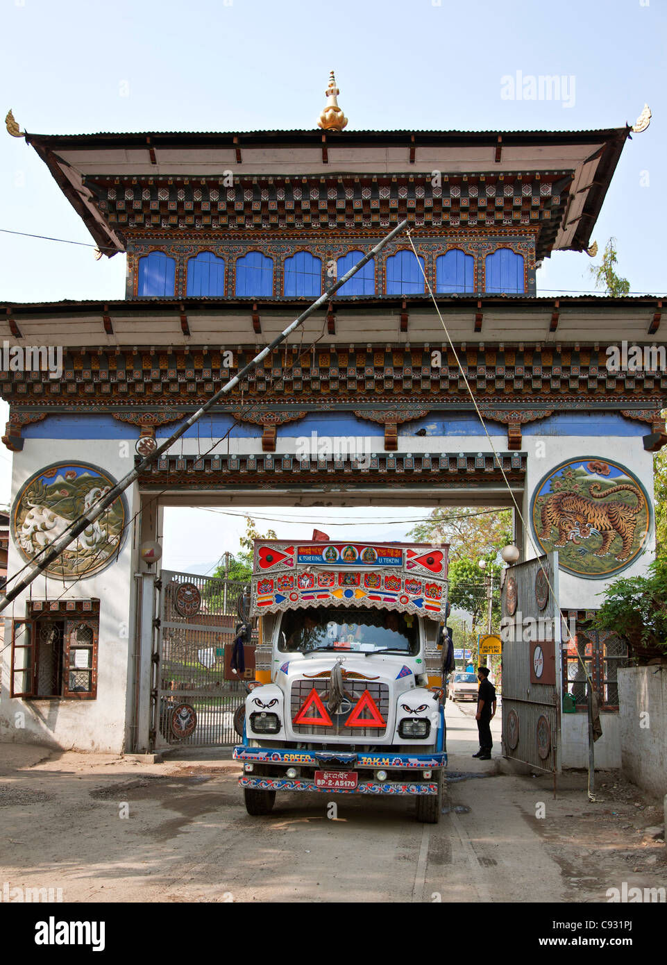 El puesto fronterizo en Samdrup Jongkhar, uno de los pocos puntos de cruce entre Bhután y la India Foto de stock