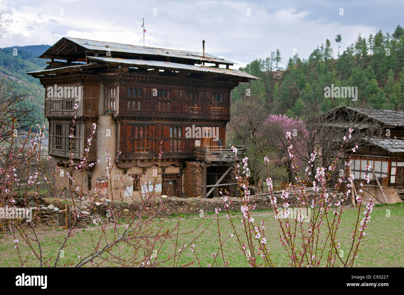Una antigua masía en el tradicional estilo arquitectónico de Bhután, en las afueras de Jakar. Foto de stock