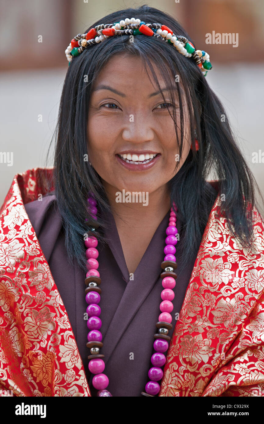 La conocida estrella de cine butaneses, Dorji Om, en Gangte Goemba monasterio. Foto de stock