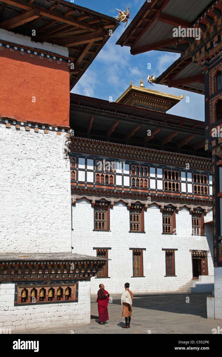 Ornamentados edificios monásticos en Trashi Chhoe Dzong Foto de stock