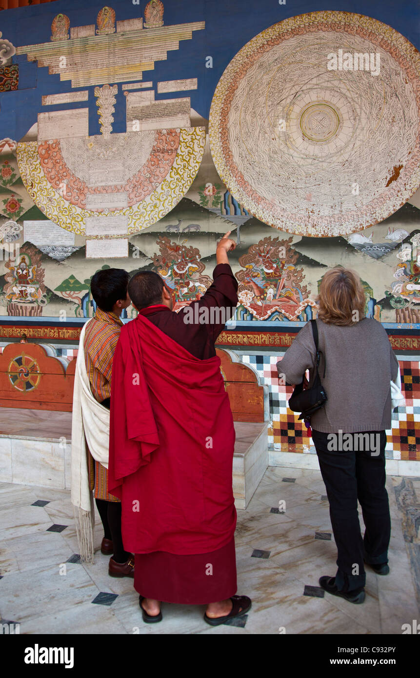 Un monje explica un mandala místico a un visitante de Trashi Chhoe Dzong en Thimphu. Foto de stock