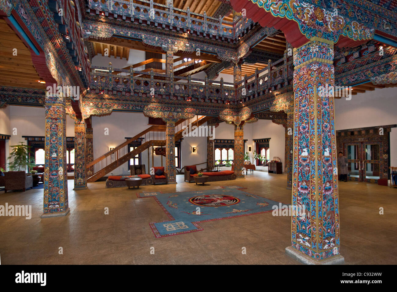 El ornamentado vestíbulo de entrada del Grand Hotel de lujo Zhiwa Ling, a ocho km del paro en el valle de Paro. Foto de stock