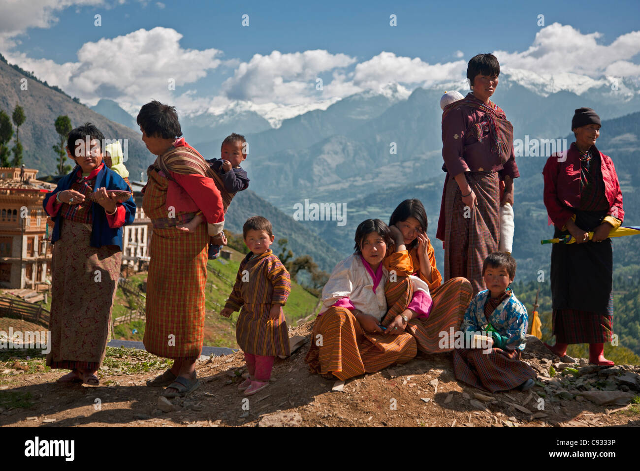 Los aldeanos en Nobtling armar antes de asistir a una ceremonia. Foto de stock