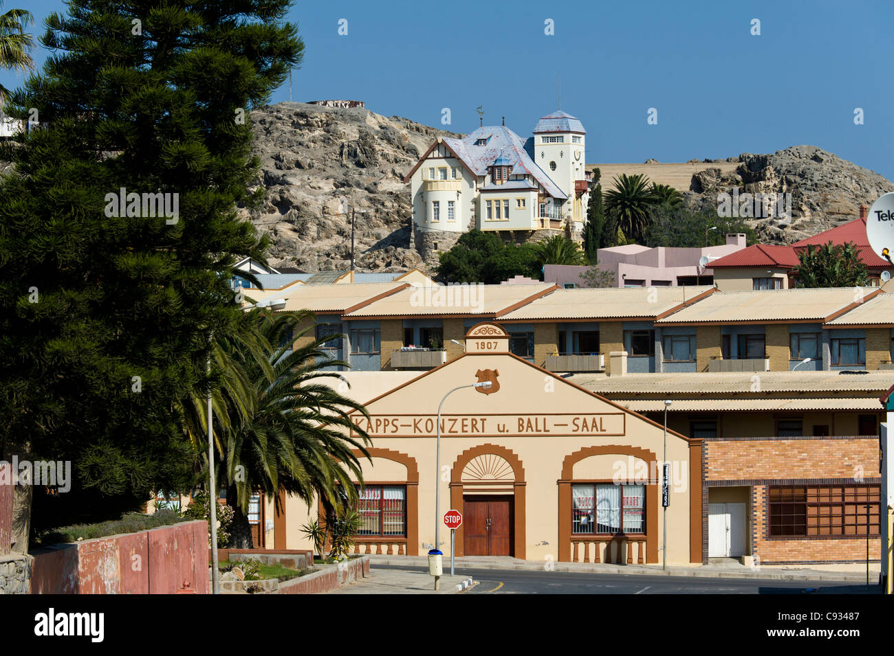 Concert Hall y la Casa Goerke edificios históricos en Luederitz Namibia Foto de stock