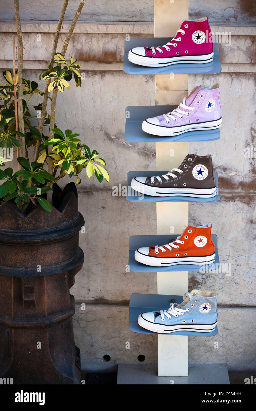 Clásicos de la vieja escuela coloridos zapatos Converse para la venta  Fotografía de stock - Alamy