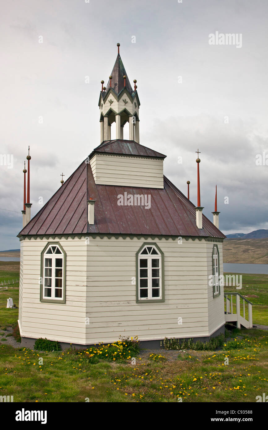 La bonita iglesia Luterana Audkulukirkja es octogonal con una torre en el centro. Foto de stock