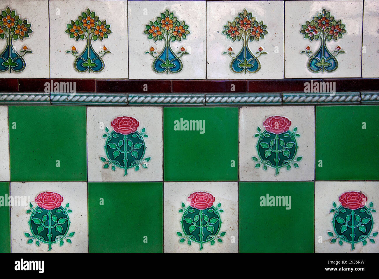 Antiguo inglés y continental de azulejos que adornan las paredes de la Zenana Ghat de baño detrás del mercado de las flores Mullik Ghat Foto de stock
