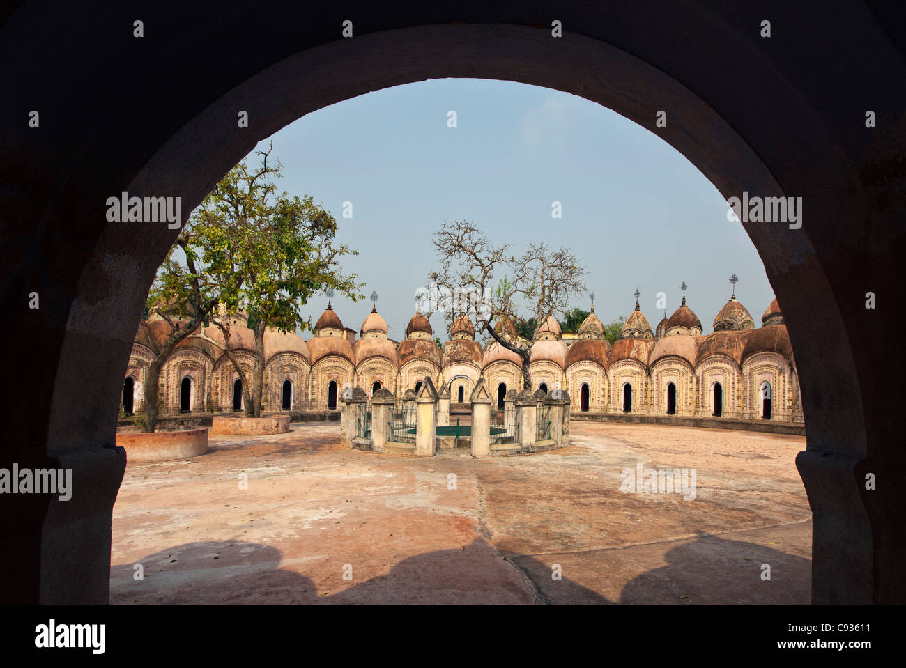Algunos de los 108 templos de ladrillo en Kalna Shiva. Construido en 1809 por el Maharajá Teja Chandra Bahadur. Foto de stock
